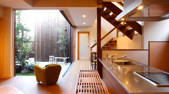 zen-kitchen-and-courtyard